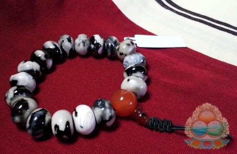 Mala de Mão - Dzi - Ágata da Manchúria com Guru Bead em Cornalina - Image 2