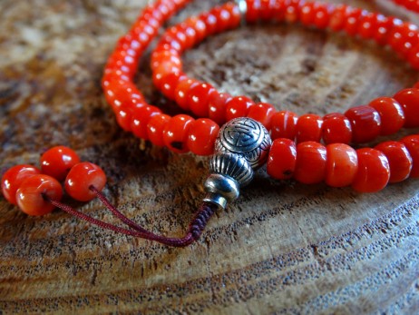 Coral Natural - Mala de 108contas 6x4mm com Guru Bead em Prata - Rosário Budista - Japamala