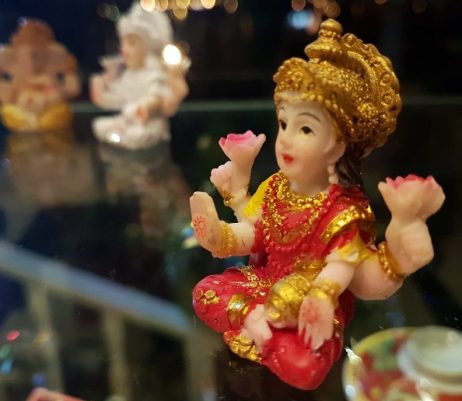 Mini Estátua Lakshmi - Deusa Hindu do Conhecimento e Boa Fortuna