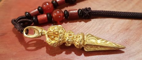 Amuleto Phurba - Libera Ignorância da Mente - Vajrakilaia Dourado