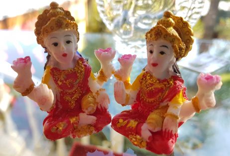 Mini Estátua Lakshmi - Deusa Hindu do Conhecimento e Boa Fortuna - Image 2