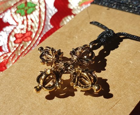 Dorje Cruzado - Pingente com Nó da Linhagem - Metal Dourado com Fio Preto