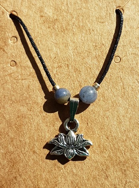 Cordão com Pingente Flor de Lótus e Sodalita