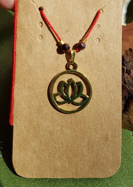 Cordão com Pingente Flor de Lótus e Granada