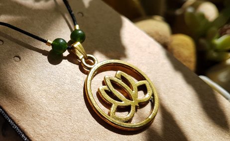 Cordão com Pingente Flor de Lótus e Malay Jade