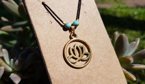 Cordão com Pingente Flor de Lótus e Turquesa