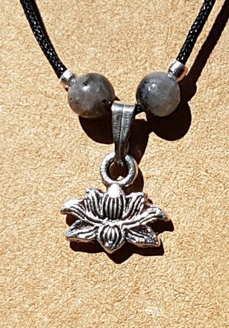 Cordão com Pingente Flor de Lótus e Labradorita