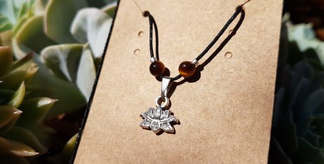 Cordão com Pingente Flor de Lótus e Olho de Tigre
