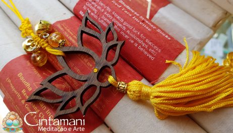 Amuleto Pendente em Madeira Flor de Lótus com Tassel e Sinos - Amarelo