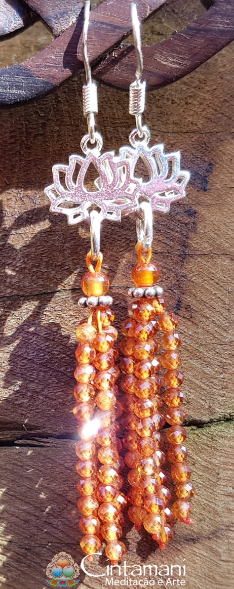 Brincos Flor de Lótus em Prata 925 com Granada Piropo Microfacetada - Ornamentos Éthnicos Tibetanos