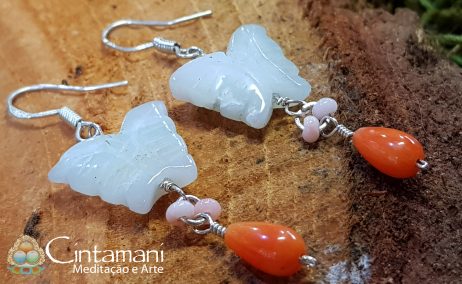 Brincos Borboleta com Jade e Coral Naturais, em Prata 925 - Ornamentos Étnicos Tibetanos
