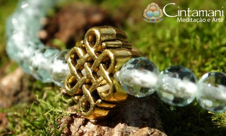 Pulseira de Cristais Azuis e Nó-Sem-Fim - Conexões Positivas - Dourado - Image 2