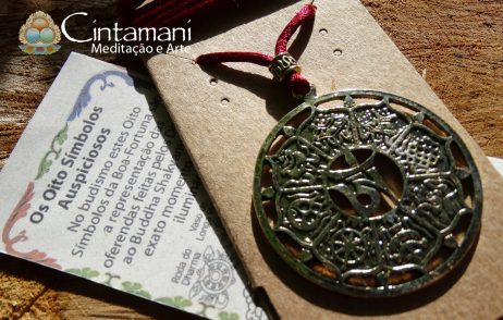 Mandala dos Oito Símbolos Auspiciosos com Sílaba OM - Dourada com Fio Vinho