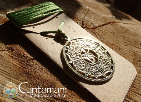 Mandala dos Oito Símbolos Auspiciosos com Sílaba OM - Dourada com Fio Verde