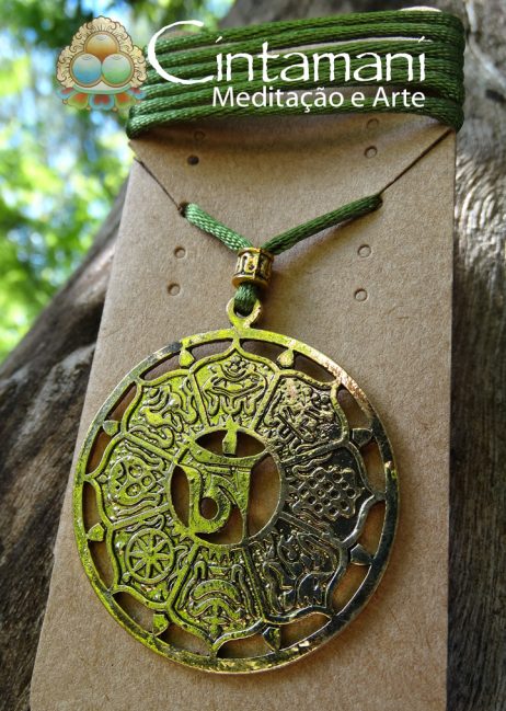Mandala dos Oito Símbolos Auspiciosos com Sílaba OM - Dourada com Fio Verde - Image 2
