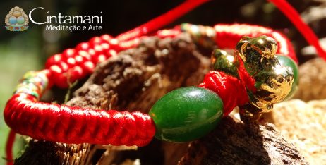 Pulseira da Amizade com Signo Tibetano Cavalo - Macramê - Jade com Fio Vermelho
