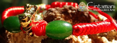 Pulseira da Amizade com Signo Tibetano Cavalo - Macramê - Jade com Fio Vermelho - Image 2