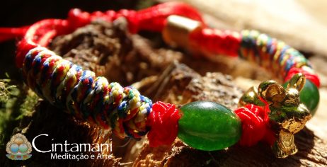 Pulseira da Amizade com Signo Tibetano Coelho - Macramê - Jade com Fio Vermelho