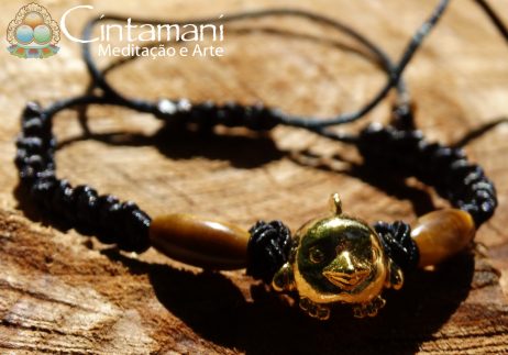 Pulseira da Amizade com Signo Tibetano Galo - Macramê - Olho de Tigre com Fio Preto