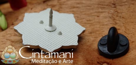 Pin Mantra da Compaixão - Broche - Mandala Yoga - Image 2